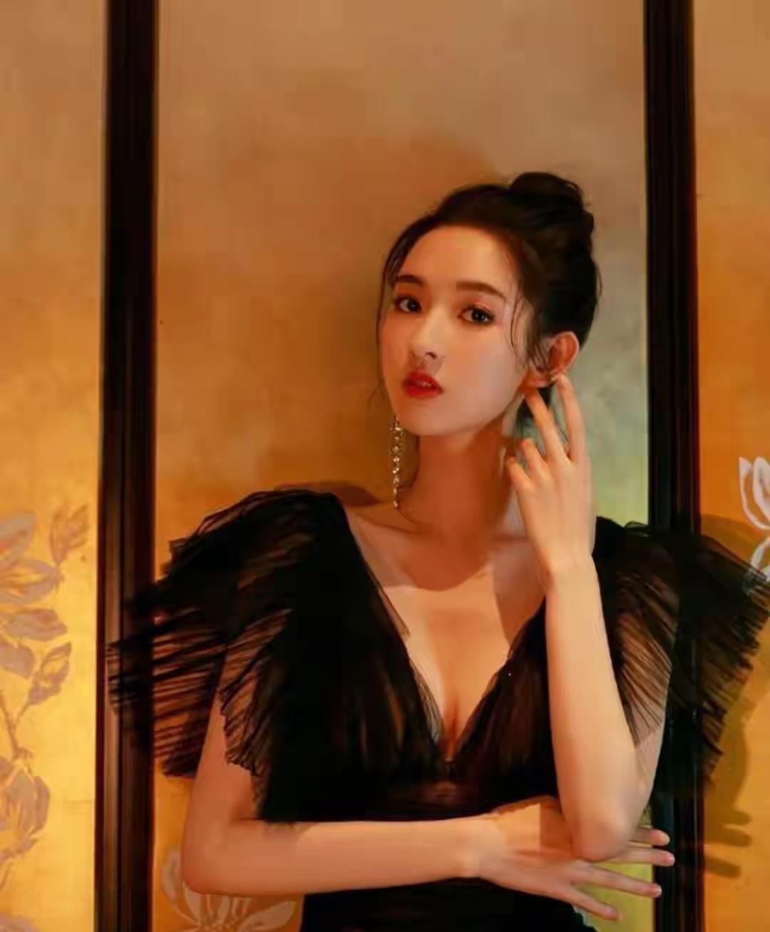 95后小花王玉雯最近热度超高，172的高挑身材，长相可甜可盐，颜值气质双在线。她