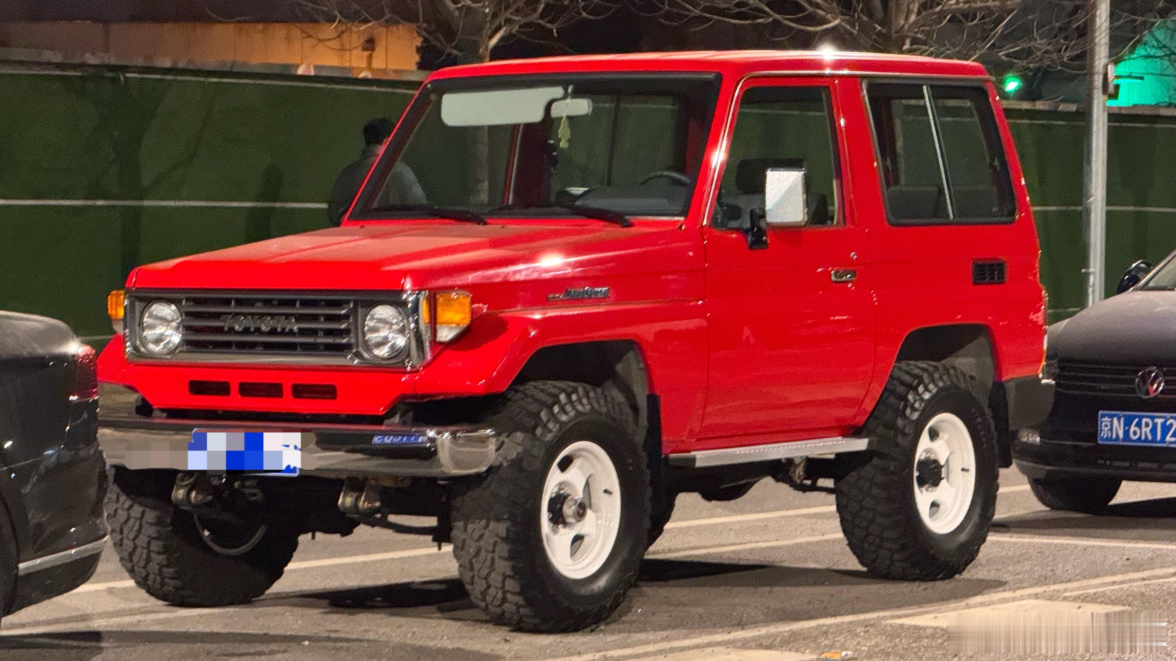 这是一个神奇的路边停车位… 