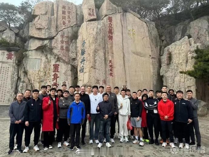 据山东电视台记者夏晓司报道，在新赛季CBA开赛前，山东男篮遵循着山东球队的传统，