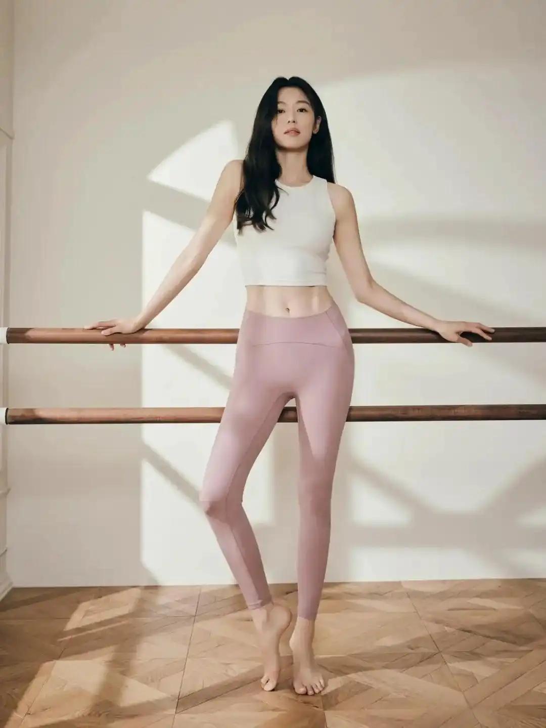 你会穿瑜伽裤逛街或者见客户吗?
瑜伽裤的本质是紧身裤。
这种紧身裤早在上世纪50