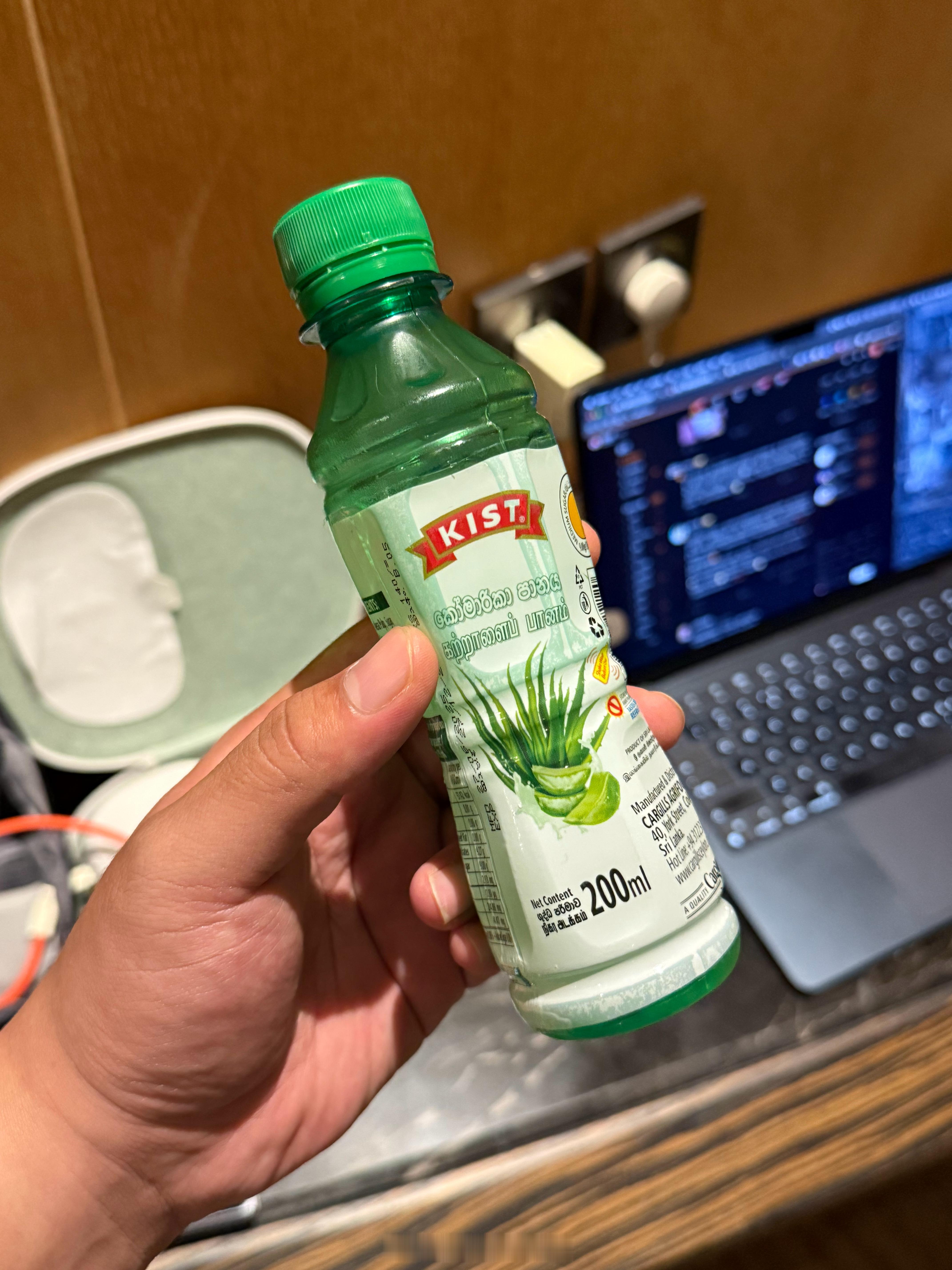 来都来了，试一试兰卡本地产的芦荟味饮料。说这闻起来特别像在手背舔一口然后闻一闻的