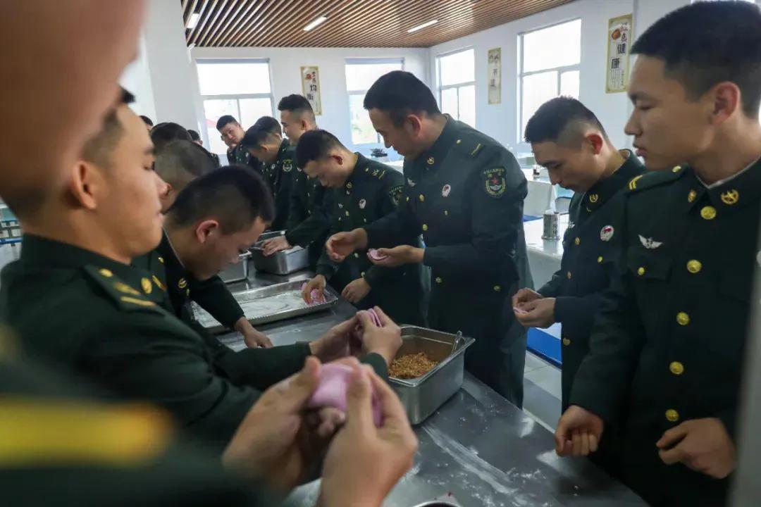 想起了去年过冬至的时候，东部战区72集团军某旅让南方籍官兵学着包饺子，北方籍官兵