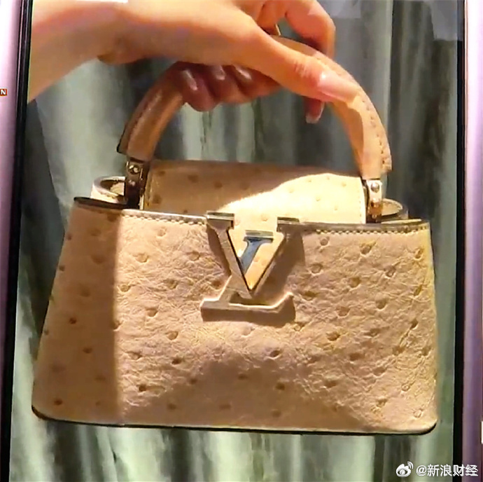 【#LV回应9万元包疑似展销品#：已有相关工作人员在处理】近日，江苏的张女士向媒
