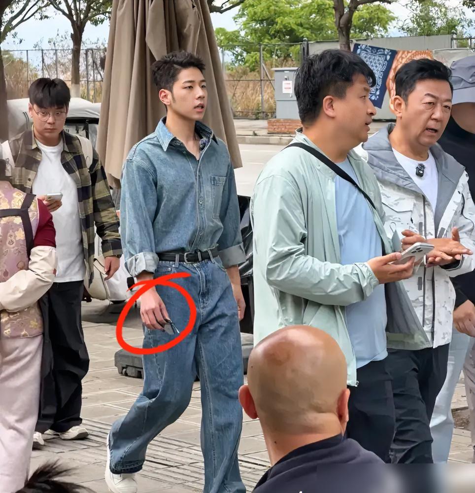 别再吹郭涛儿子根正苗红了。我告诉你，那根本不是教育的胜利，这是一场生存法则的精准