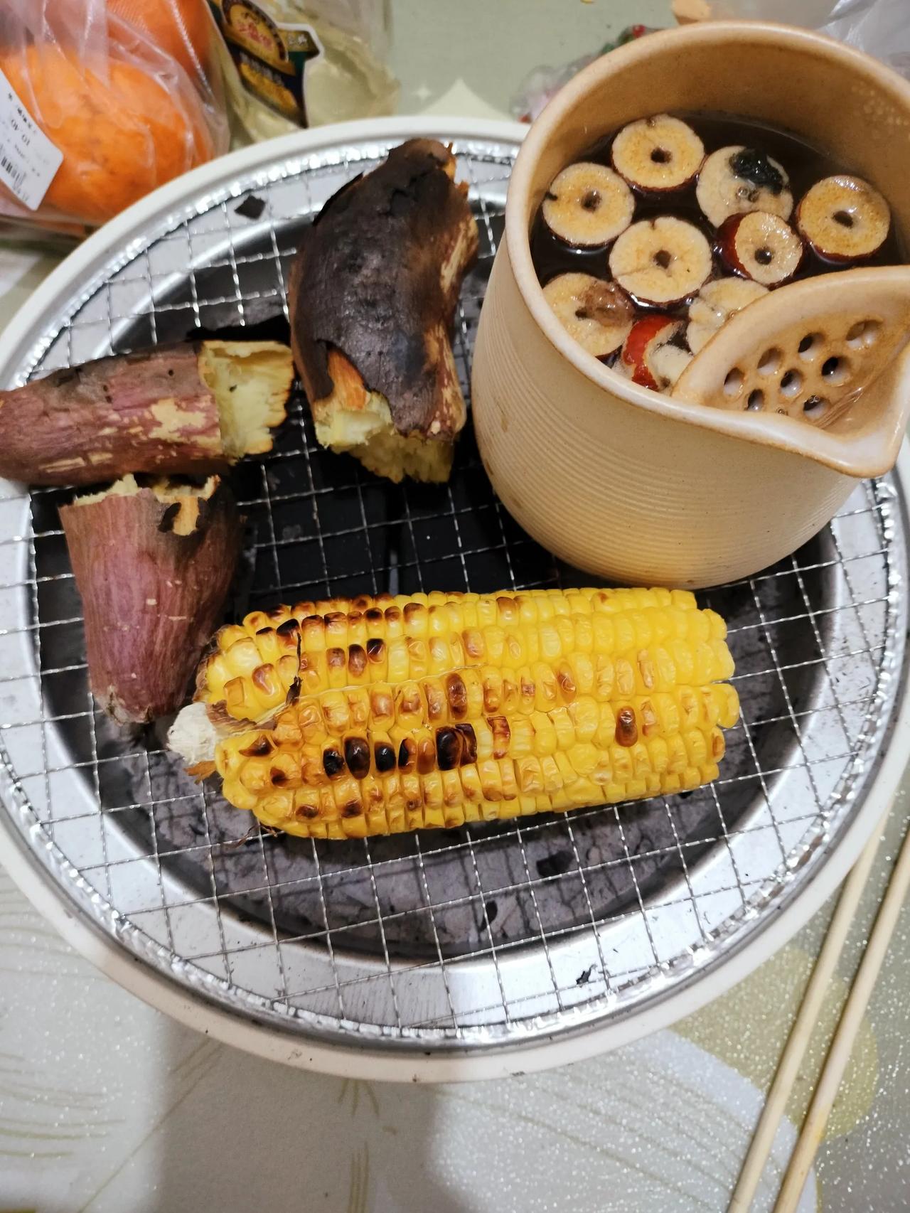 《百年孤独》里有这样一段话，比起有人左右情绪的日子，我更喜欢无人问津的时光。
 