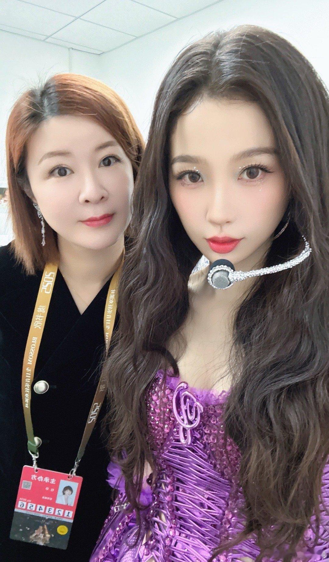 喻言，陆柯燃，杜华去了虞书欣生日会， 四人合照，最好的婧妹，友谊长久，各自在舞台