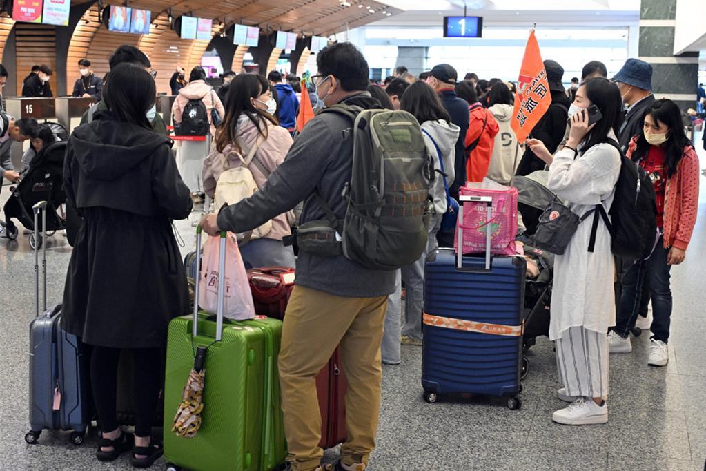 台当局“反制”大陆调整M503航路，宣布台湾组团赴大陆旅游“即日起停招”。对此，