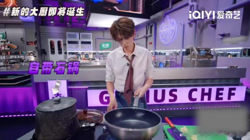 何浩楠搬出家底何浩楠何德何能大补汤何浩楠出手即是王炸！墨脱石锅配上各类珍贵食材，