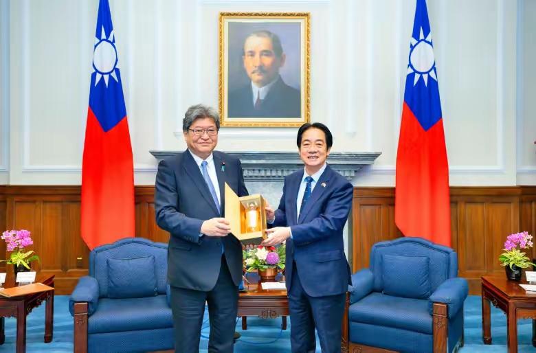 12月23日，日中关系紧张之际，日本自民党代理干事长萩生田光一等窜访台湾，与赖清