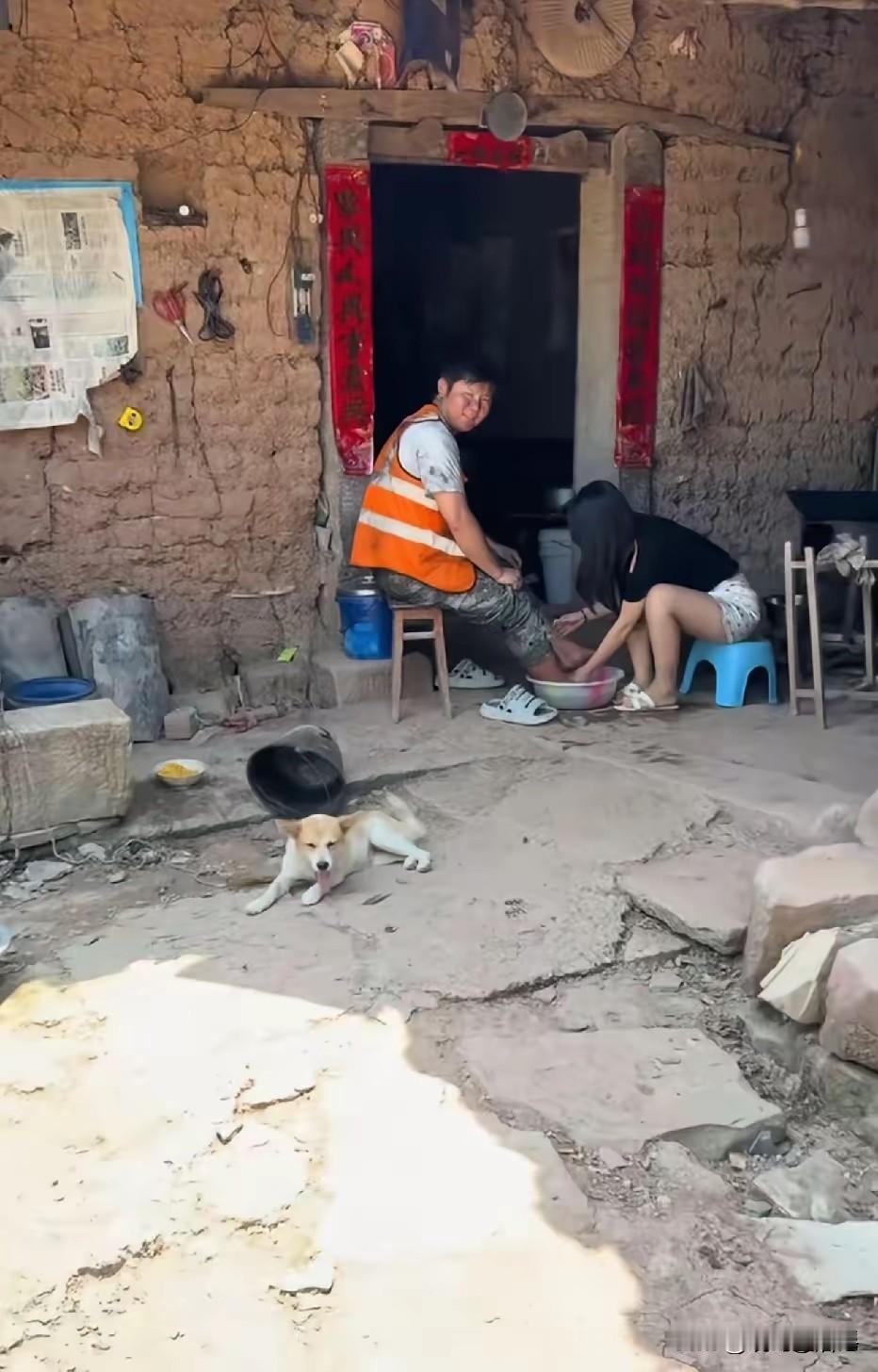 男人上了一天班回家，老婆主动帮洗脚[赞]