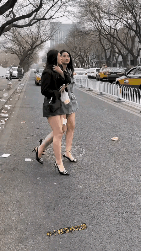 横穿马路，长得漂亮更危险[快哭了]