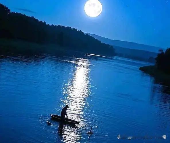 上联：竹影摇清风，月光晃碧波