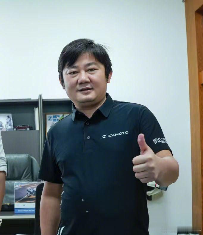 荣耀高管称张雪是年轻版的李书福4月17日，荣耀高管发文，将张雪称作年轻版的李书福