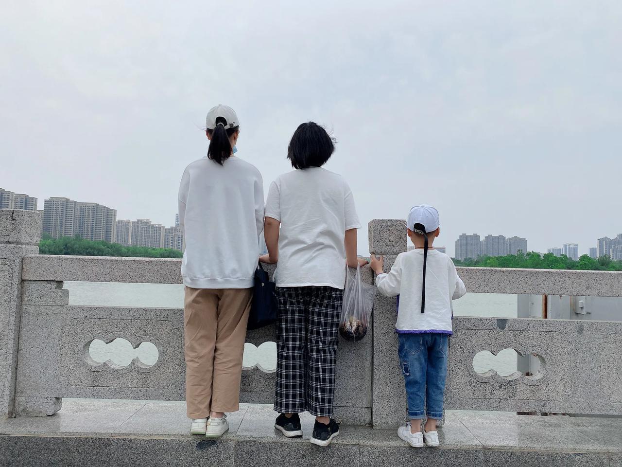 一个单亲妈妈对三个孩子说的话
       什么是责任，责任是什么，担当又是什么