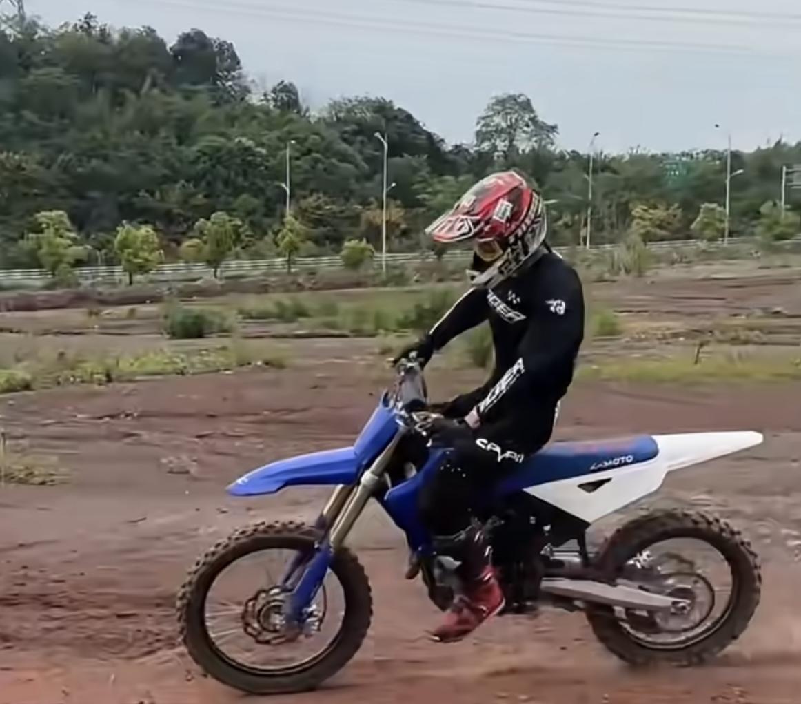MX450是张雪的专业越野车型，和450Rally不同，MX系列是纯场地越野车，
