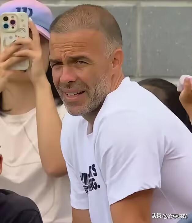 说真的，郑钦文逆转凯斯那场球，最让我有感觉的不是郑钦文本人，是她教练——里巴。你