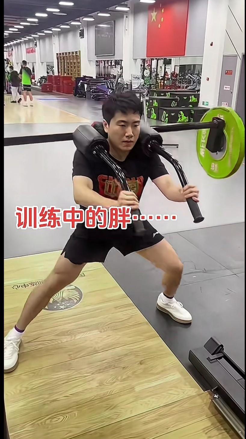 运动员太辛苦了，打比赛累！训练也很累！大胖长得很帅，五官端正，眉清目秀，最好看，