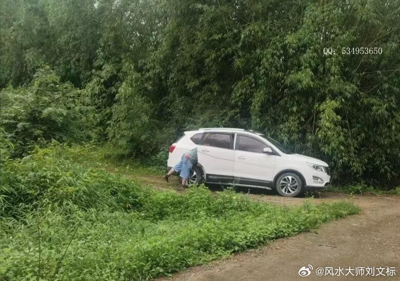 我们常常看到的风景是：一个人总是仰望和羡慕着别人的幸福，一回头，却发现自己正被仰
