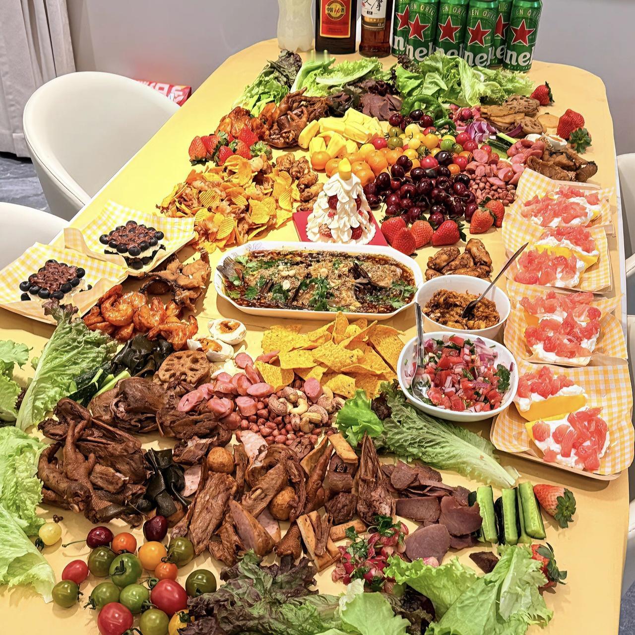 第三老板不放假，想出去玩不可能，请假扣工资、扣全勤、扣奖励。就算请假了也要完成工