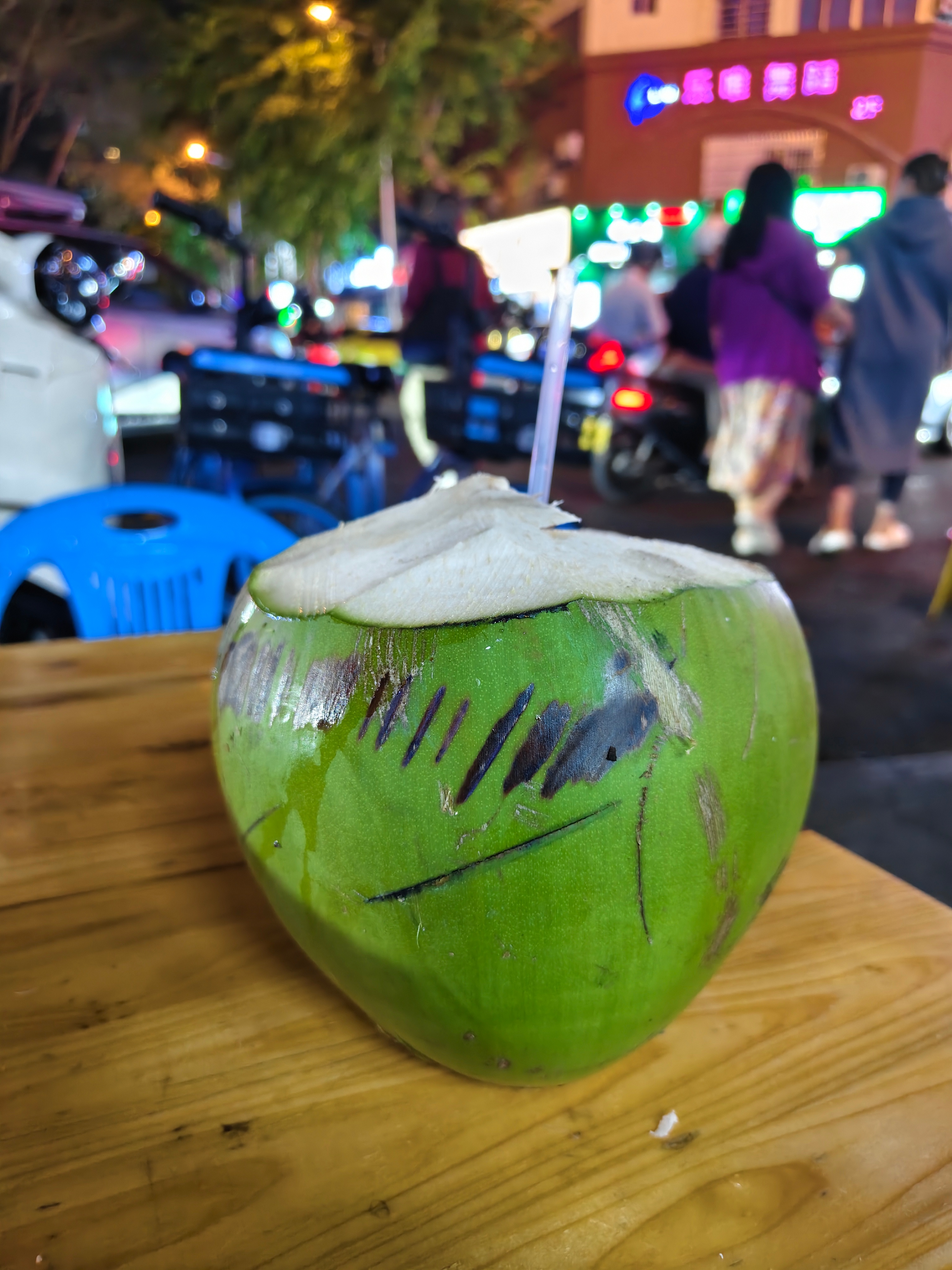 现在日常喝的最多的饮料就是椰子水了，因为纯天然，无添加，热量又低，还含电解质。市