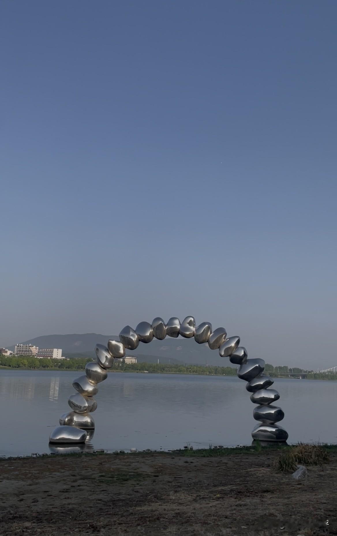 汉江边风景欣赏一下，有美景、有美花，绿树掩映，花朵飘香，空气质量优良，适合走路健