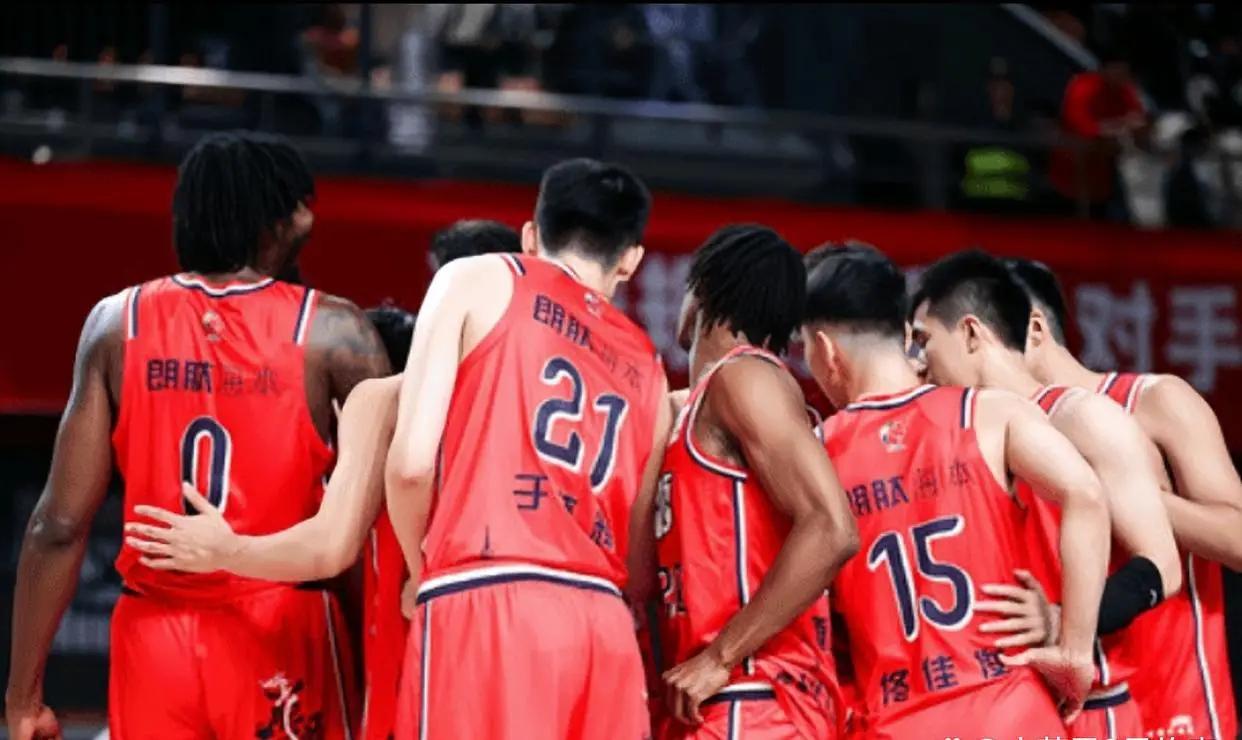 自作自受！频繁出售球员，导致主场冷清，观众寥寥无几。
 
广州队这几年不断变卖主