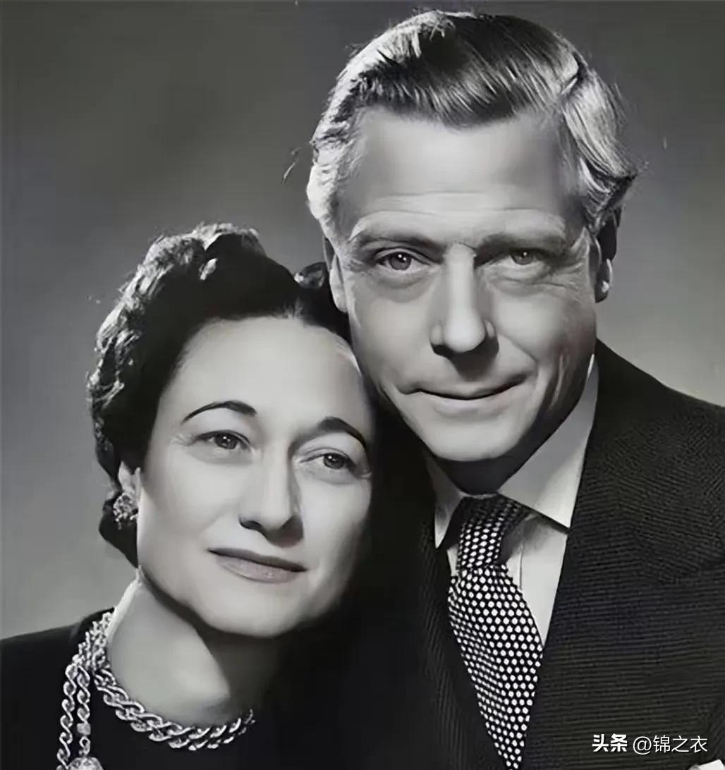 伊丽莎白女王恨爱德华八世，玛格丽特没说过，但我觉得也是恨的吧，毕竟姐妹俩非常非常