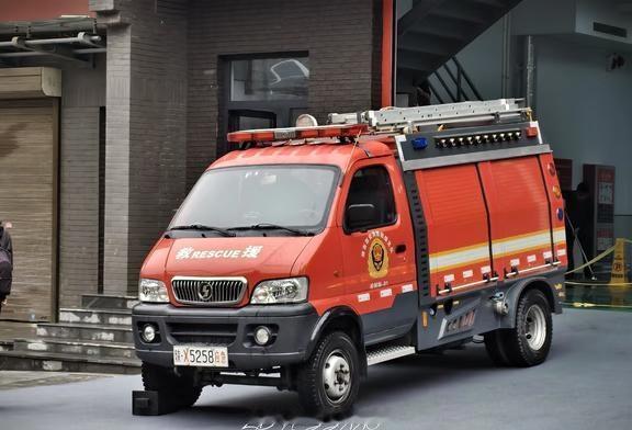 【投稿】消防 [陕X]
陕西西安消防救援支队 柏树林-01
投稿来自：@XF
消