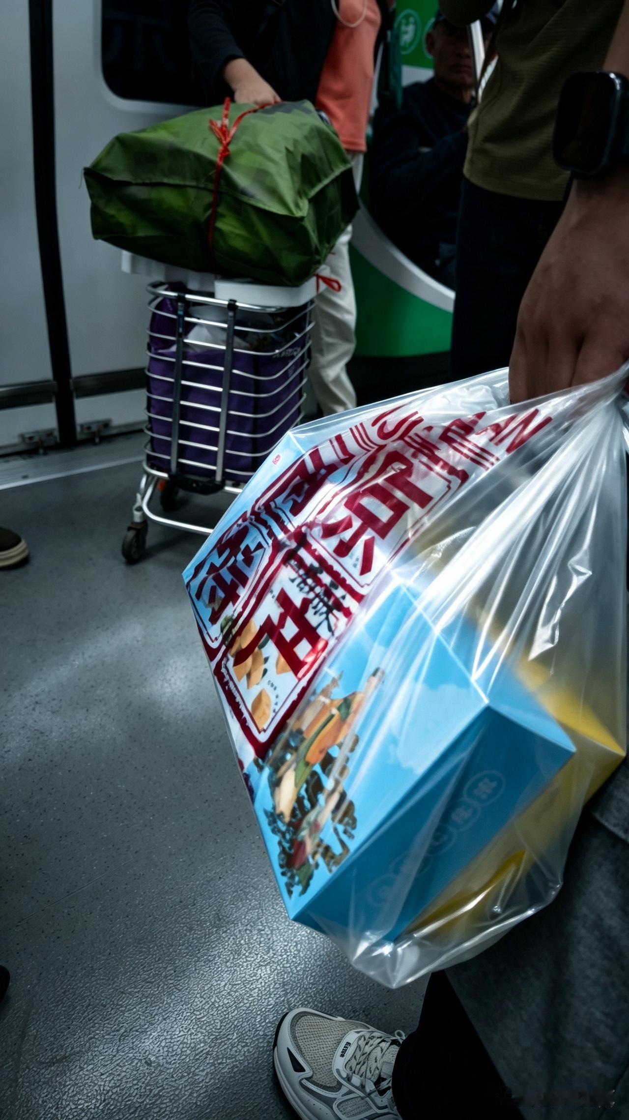 昨天坐南京地铁六号线往南京南站方向走，车厢里挤着大半拖行李箱的游客，脚边堆着塞得
