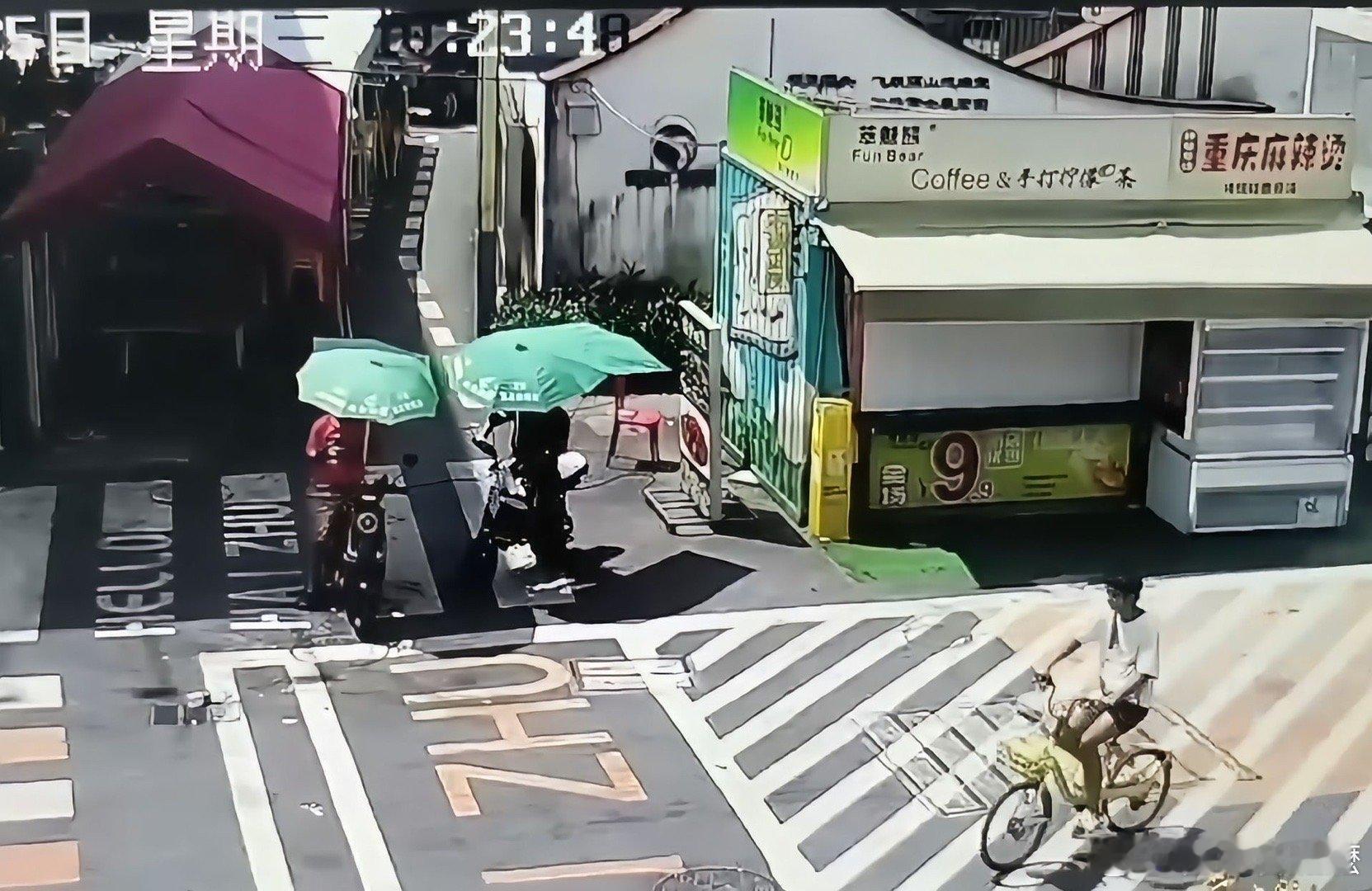 广州东晓南 2025年6月25日，广州东晓南地铁口，两摩的司机因为15元车费抢乘