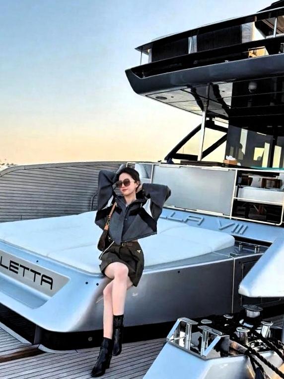 刘亦菲这组游艇照也太绝了！落日余晖洒在她身上，穿得又有老钱风又带点英伦调，站在甲