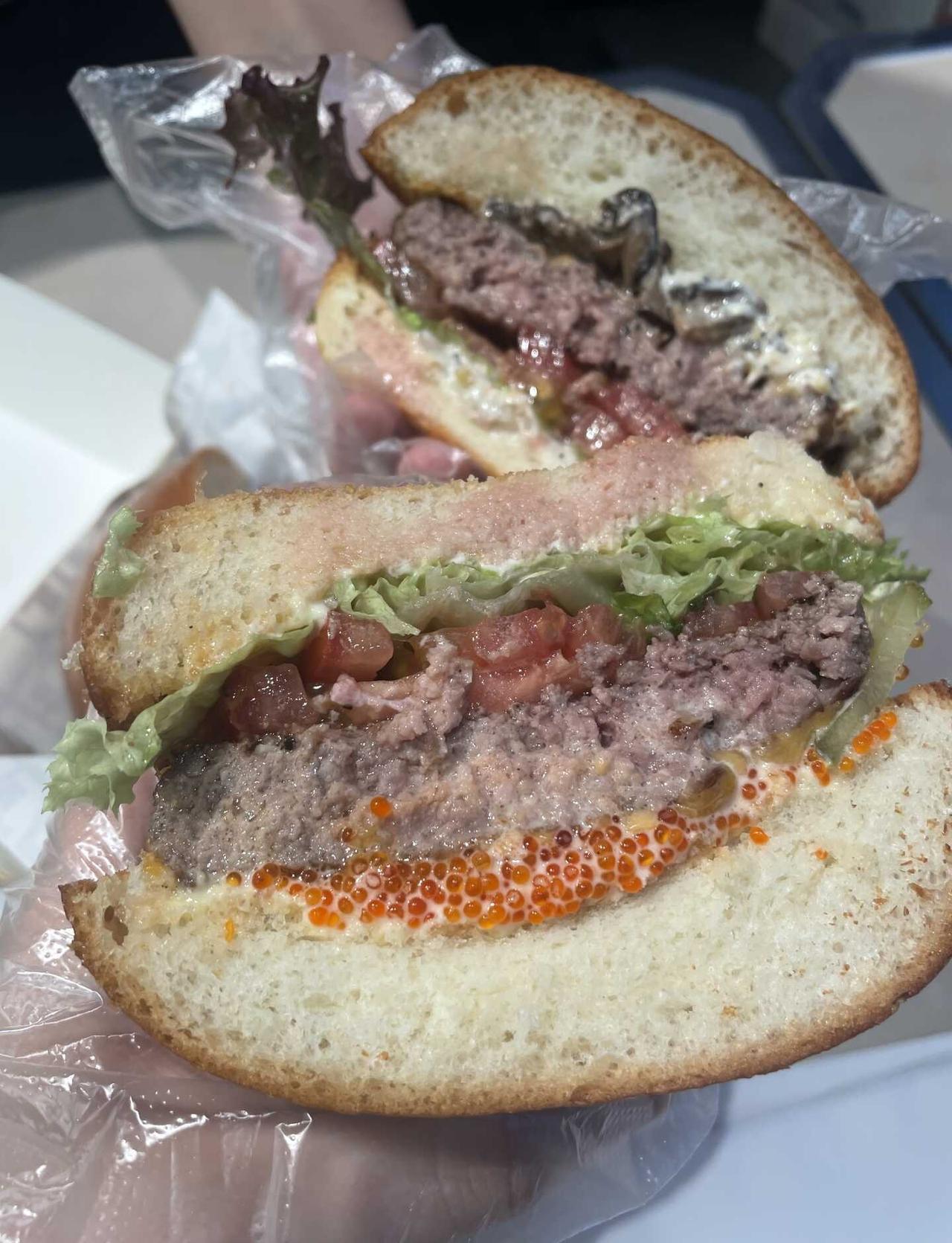 JPG汉堡🍔——好吃😋但是有点贵
柠香蟹籽牛肉堡🍔：牛肉饼很香～并不是压的