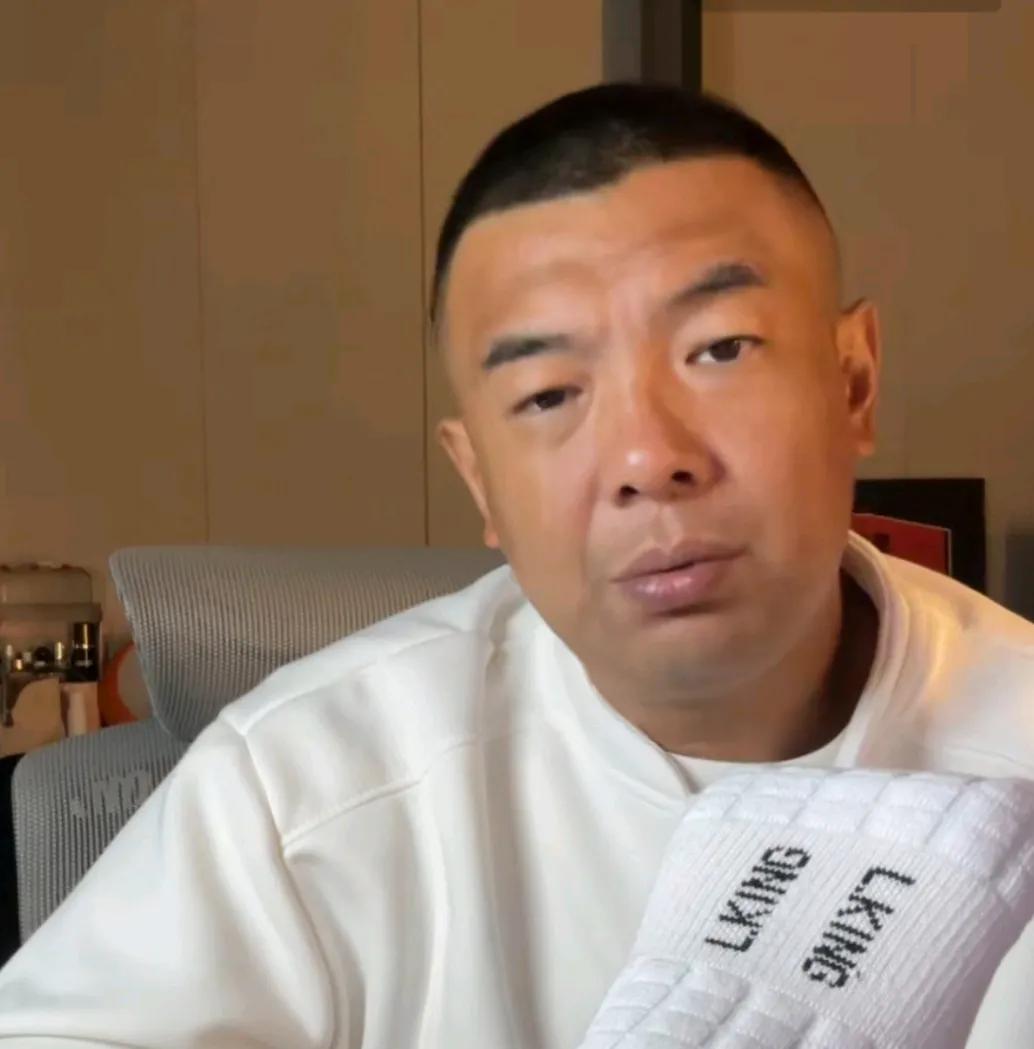 前国脚徐亮爆了一个料。
他在直播时表示，在他这几年的青训教练生涯里，他发现很多有