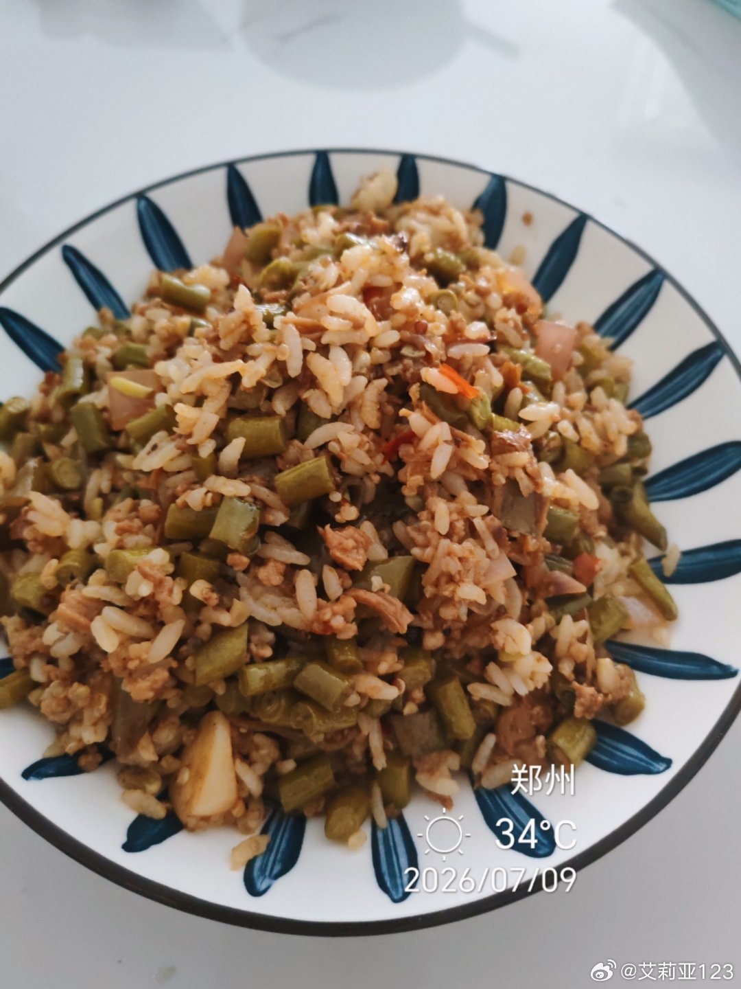 天热没胃口，酸豆角炒肉沫，开胃啊昨天的剩米饭再倒进去炒一下酸豆角也是自己腌的，方