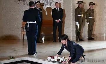 高市早苗拒绝收回对中国放的恶劣言论和道歉，转头给澳大利亚人跪下了，她觉得她作为日
