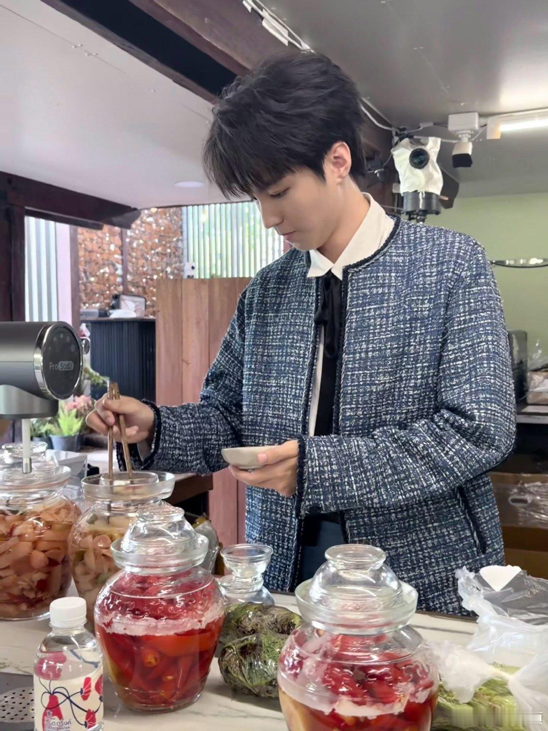 王俊凯筷子和泡菜打架了王俊凯筷子夹了个寂寞 王俊凯筷子和泡菜打架了，哈哈哈一个也