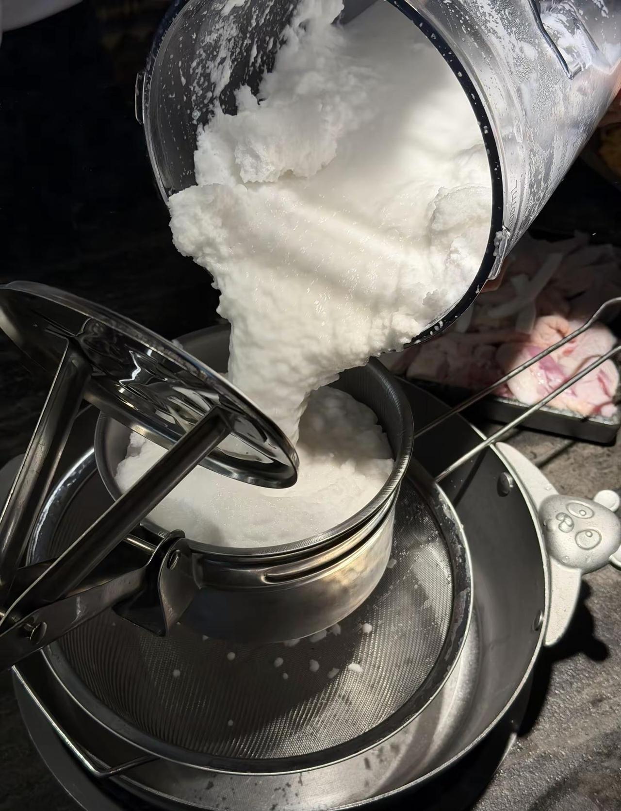 感觉是广州最好吃椰子鸡。广州新的！！！就在美林天地终于可以吃到鲜榨椰浆的椰子鸡火