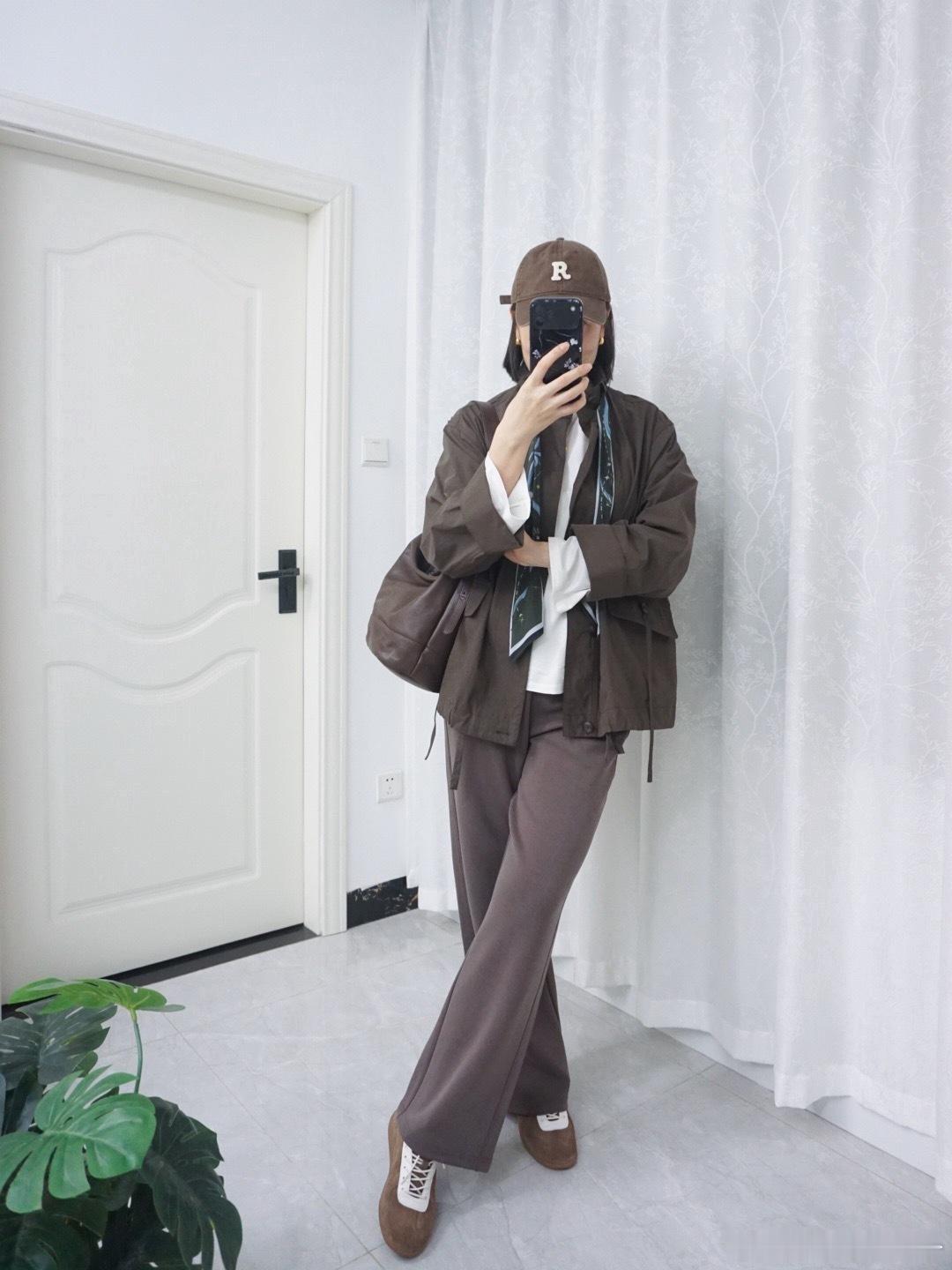 咖色裤子配绿色风衣、咖色风衣居然都可以！颜色都很和谐！ootd沉浸式入秋 ​​​