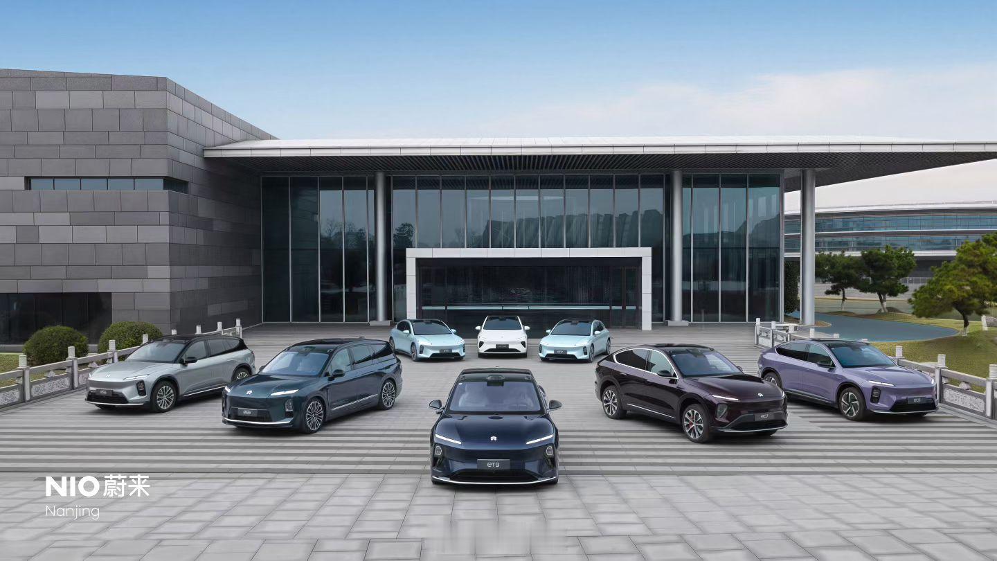 蔚来南京携蔚来全系车型，点亮金陵地标！祝大家除夕夜喜团圆，2026新年有喜，马力