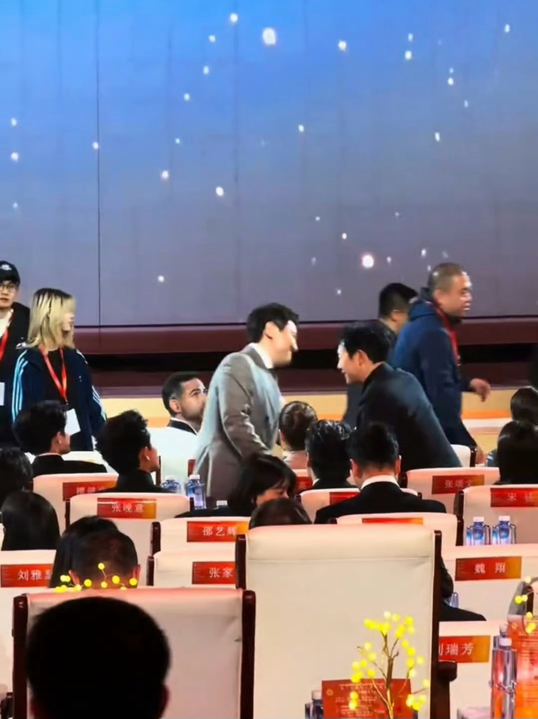 张颂文沈腾好好的，你们搁这又唱又跳！内娱大点兵张颂文咖位