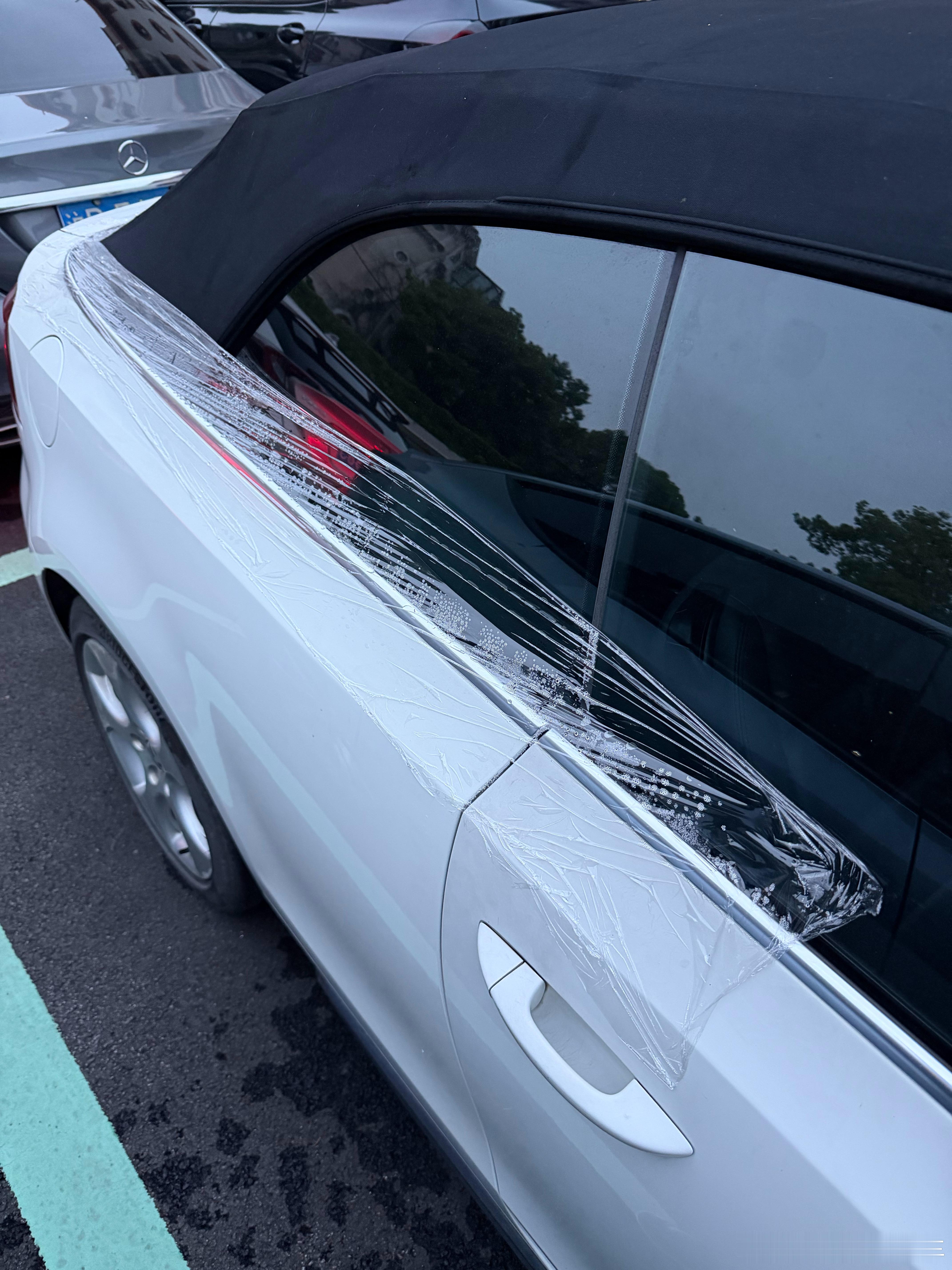 领居的敞篷车漏水，解决方案保鲜膜套一套，经济又实惠