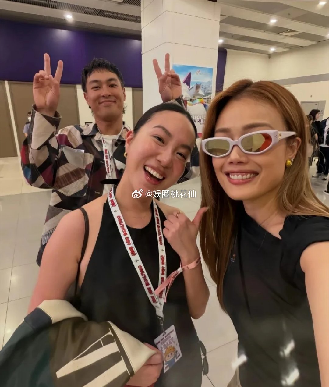 活久见！容祖儿、杨祐宁同框，这是什么神仙朋友圈？容祖儿、杨祐宁和友人同框自拍，三