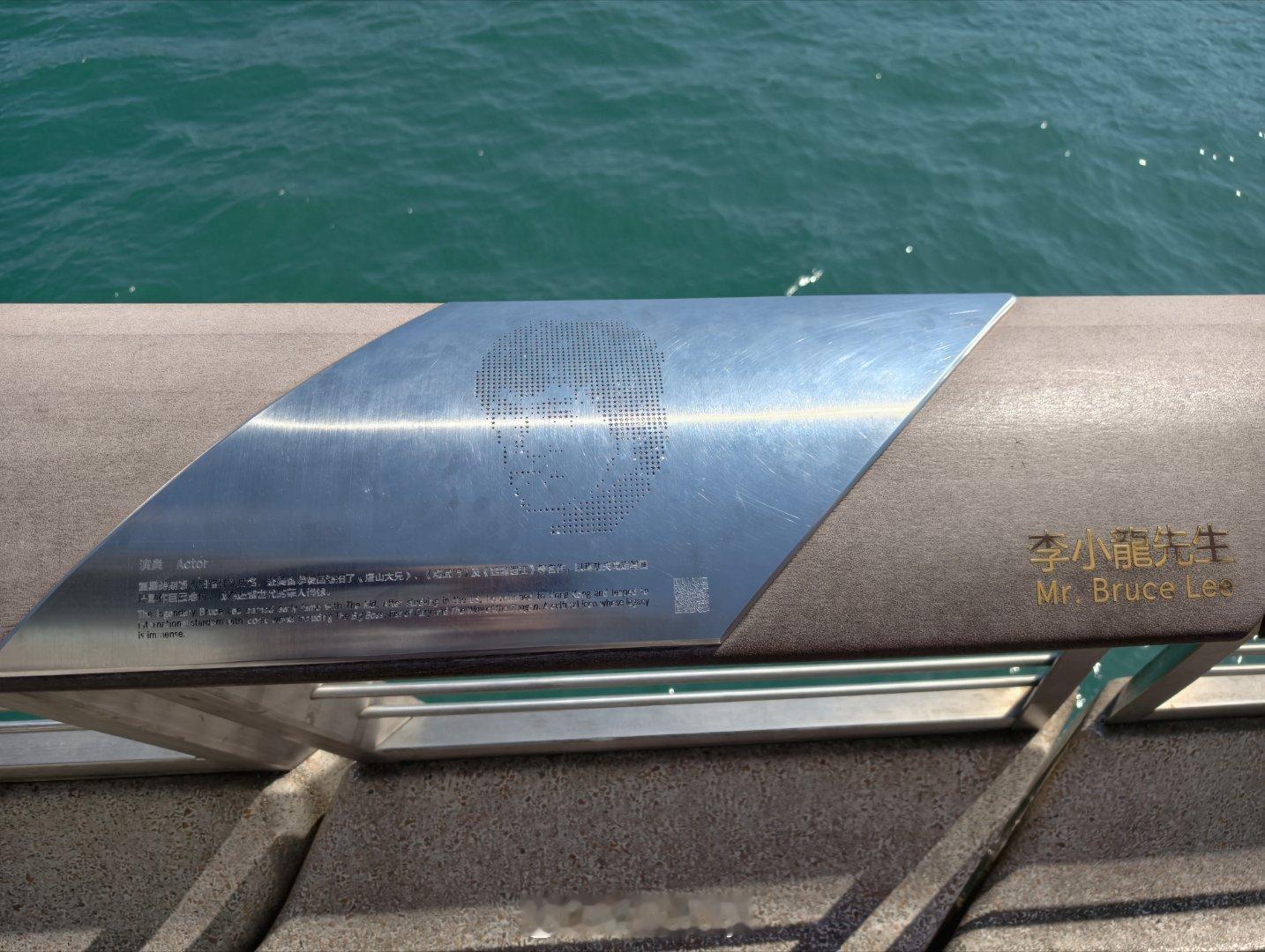 星光大道上有很多熟悉的名字和掌印唯独中间这块承载了更多的思念