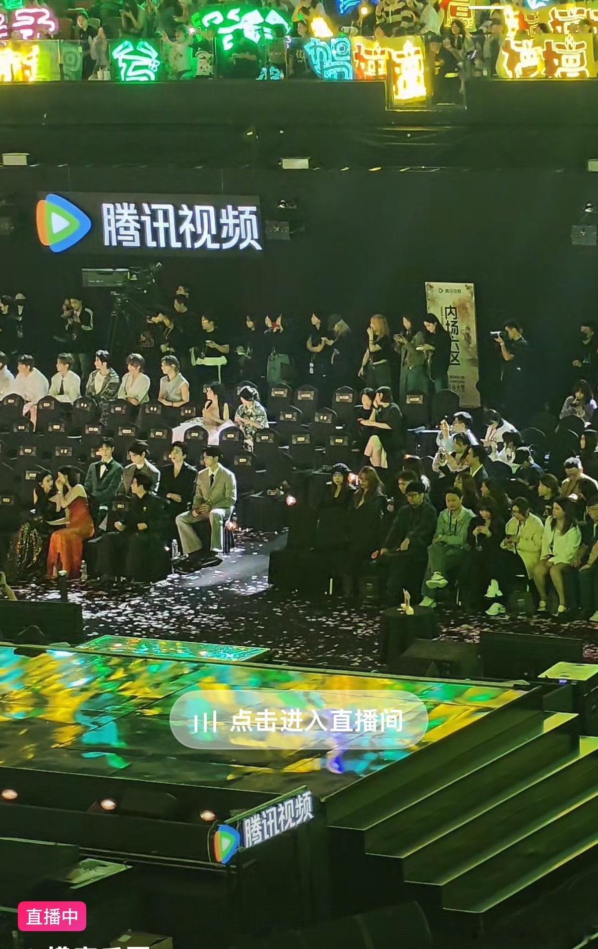 偷偷摸到第二排去了候场领奖吗 