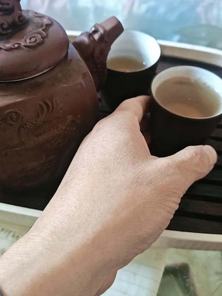 池边听鸟语；求下联