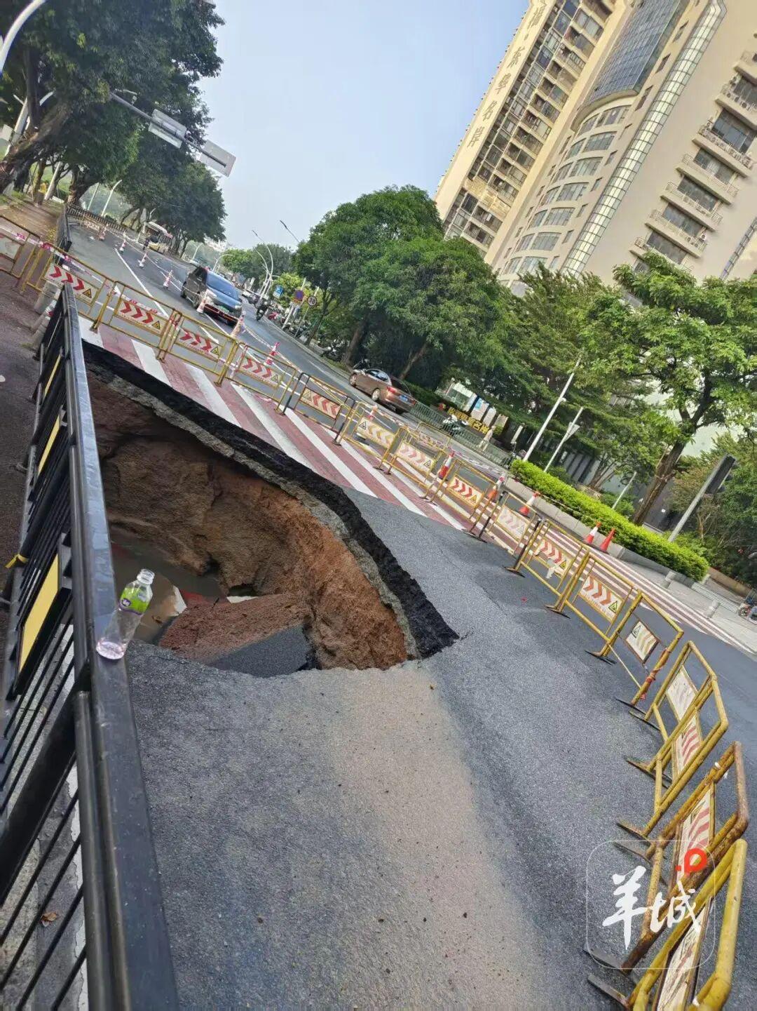 7 月 22 日一早，有市民向媒体爆料，广东江门市蓬江区堤东路东华大桥靠河边车道