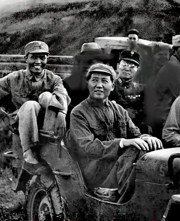 当年在延安，毛主席坐上美军的吉普车，驱车到机场，再坐上美军的飞机，非常从容地到重