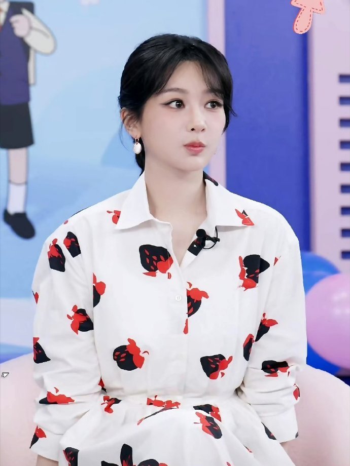 今日杨紫直播截图来啦！镜头里的她依旧美丽动人，状态超好，和粉丝们热情互动，展现出