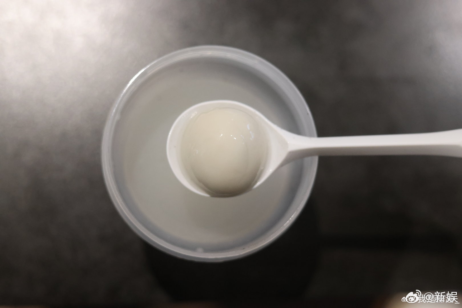 梓渝拍的汤圆梓渝元宵节晒了自己吃汤圆的帅图，还问大家吃汤圆了吗？最后还想给屏幕前