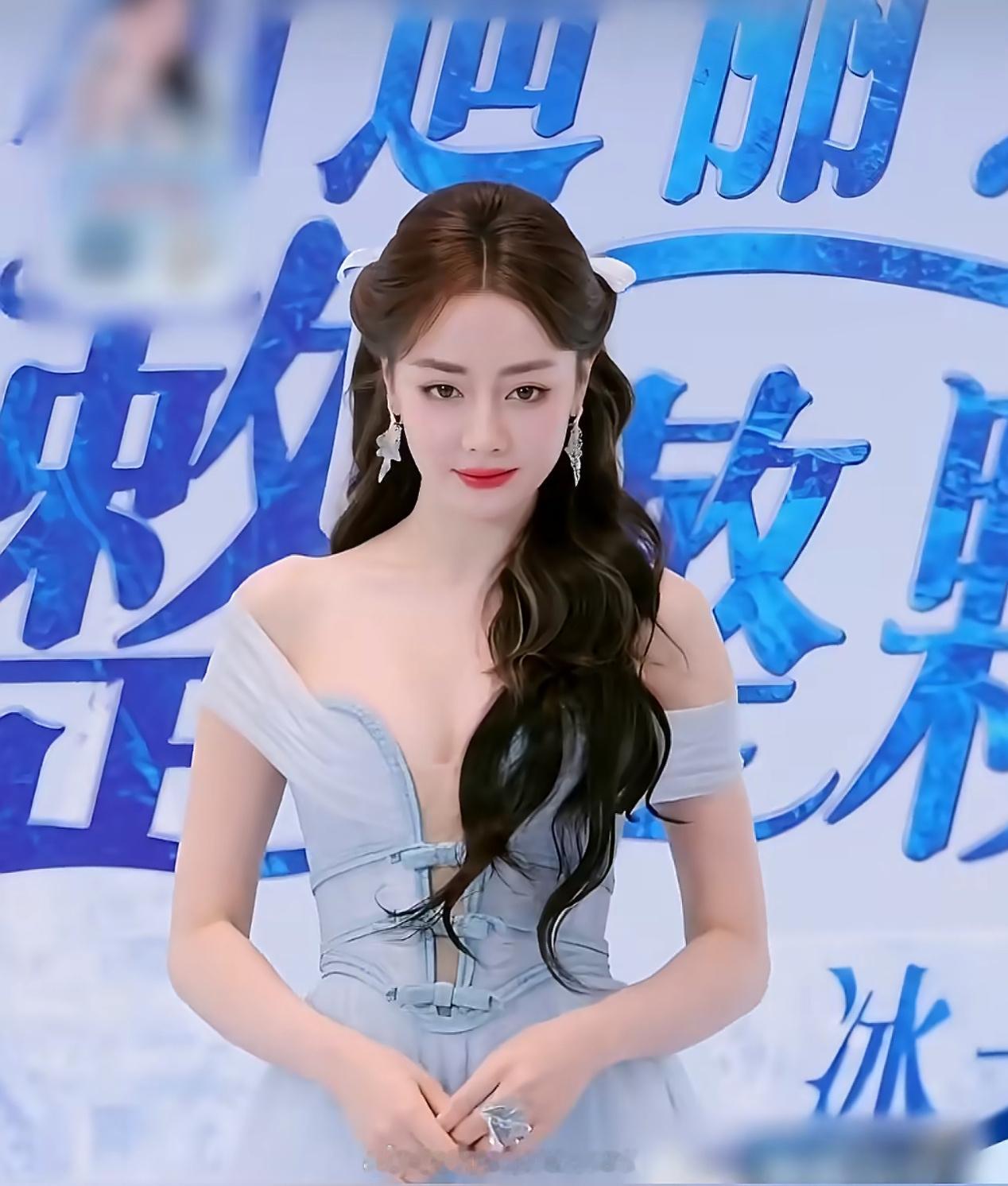迪丽热巴深V开到腰了巴巴好美~但是肚子那里好像都是肉色的衣服布料不算深v开到腰诶